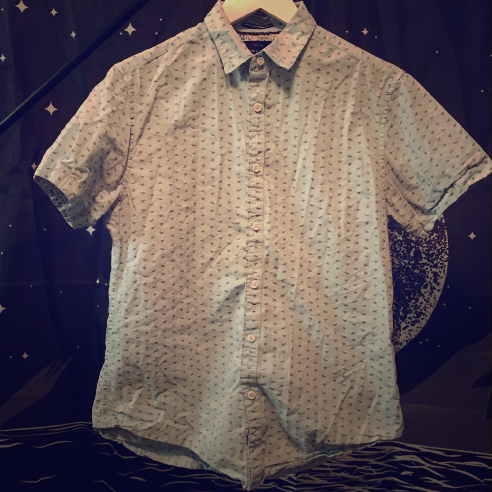 Men’s Light Blue Bird Print Button-Up. Men’s Med.